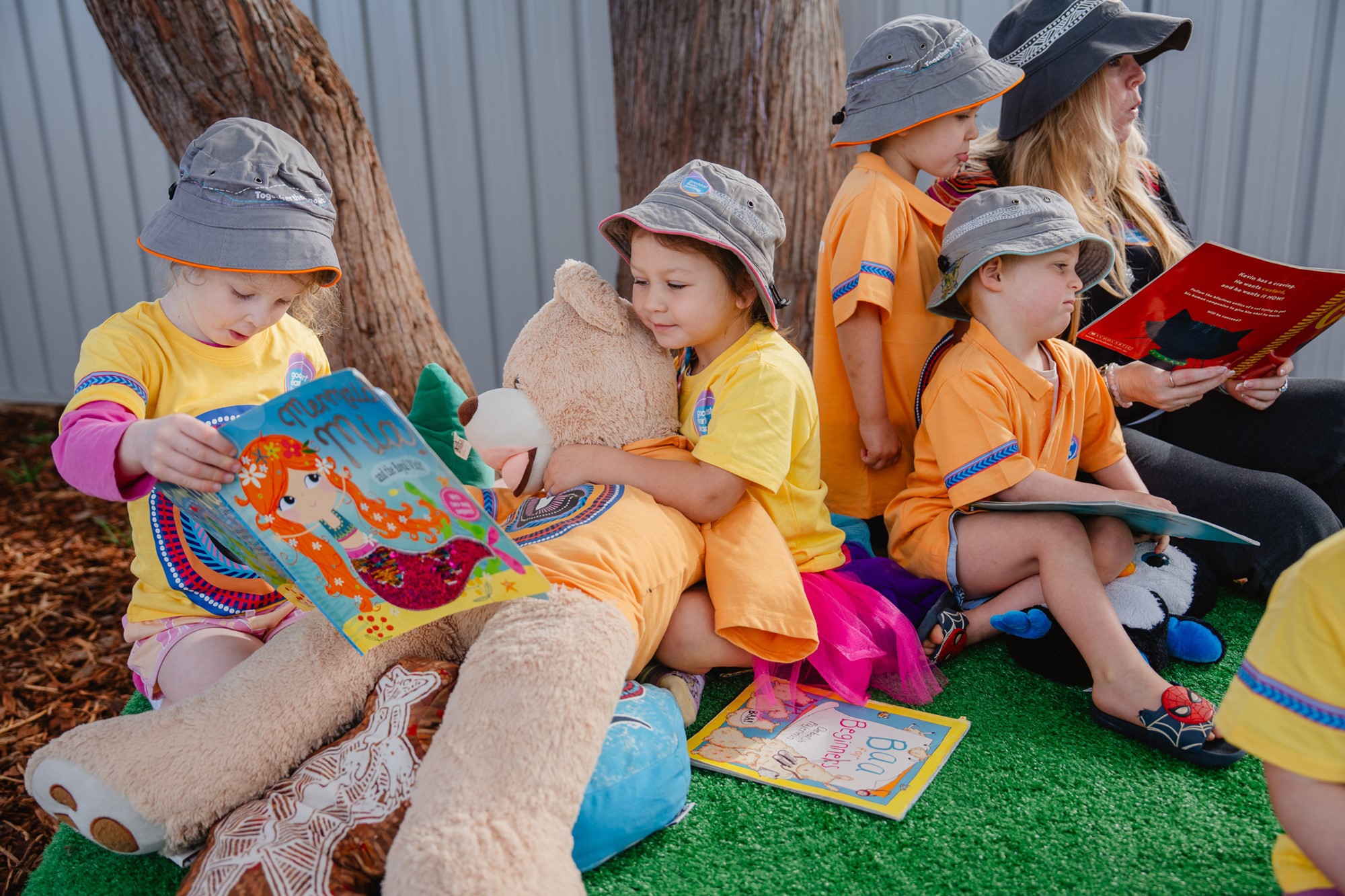 Goodstart-Maida-Vale-Outdoor-book-time.jpg